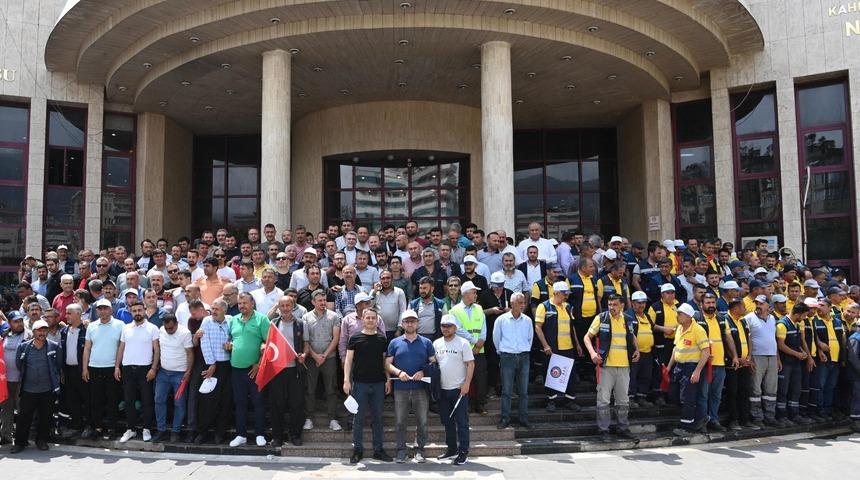 1 Mayıs’a özel maaş zammı! O ilde belediye çalışanları için ek protokol imzalandı: En düşük aylık 22 bin TL’den 28 bin liraya yükseldi