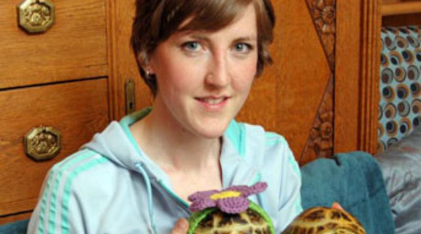 Kaplumbağalarına kazak &ouml;r&uuml;yor!