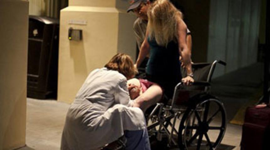 Hastanenin &ouml;n&uuml;nde doğurdu!