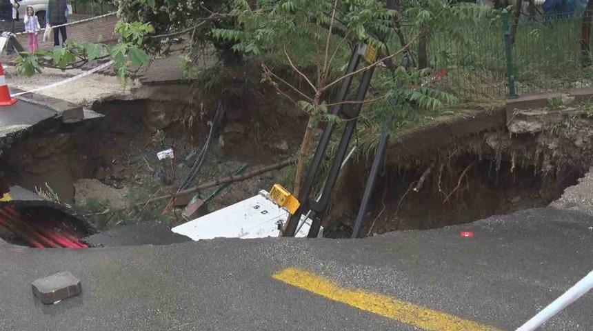Çöken yol elektrik direğini yuttu! 'Bir gürültü duyduk, sonra...'