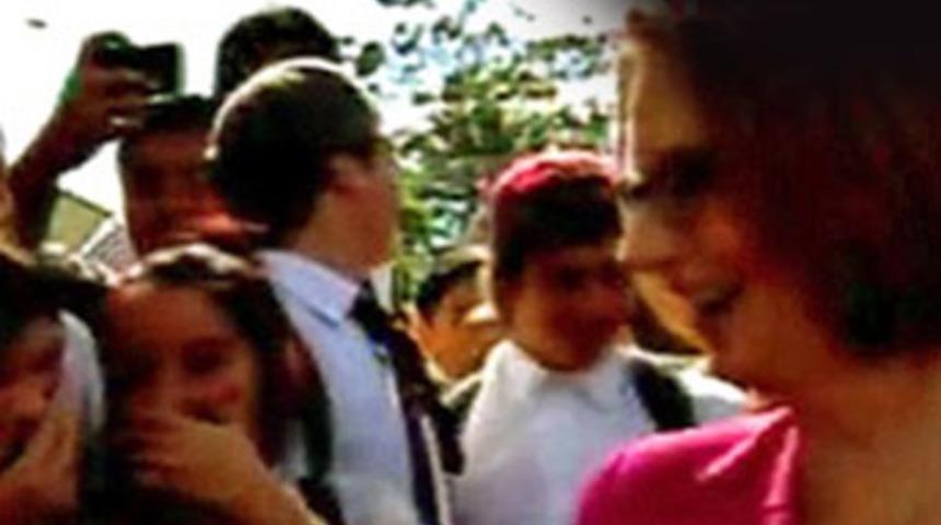 Başbakan'ın kafasına sandviç fırlattılar