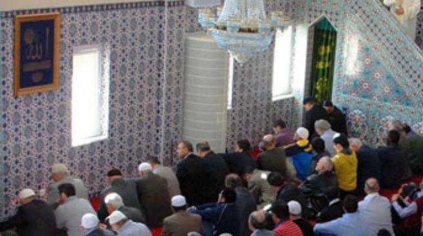 İsve&ccedil;'te iki dilde hutbe