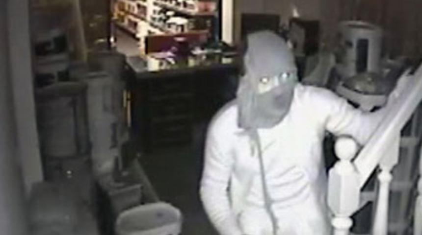 'Jartiyerli' hırsız kameraya yakalandı!