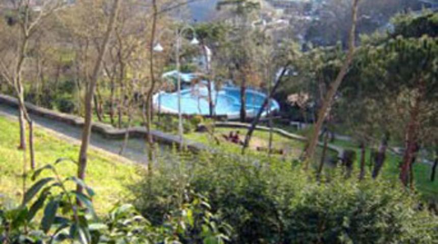 Parkta oturan &ccedil;ifte akıl almaz uygulama!