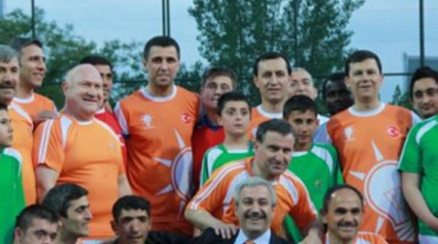 Hakan Ş&uuml;k&uuml;r sahaya Erdoğan formasıyla &ccedil;ıktı!