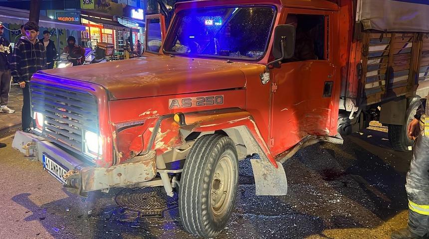 Kocaeli'de iki motosiklet ile kamyonetin karıştığı kazada 4 kişi yaralandı