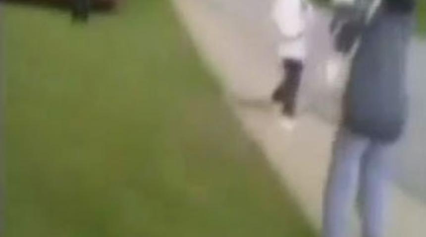 Sokak ortasında komşusunu vurdu