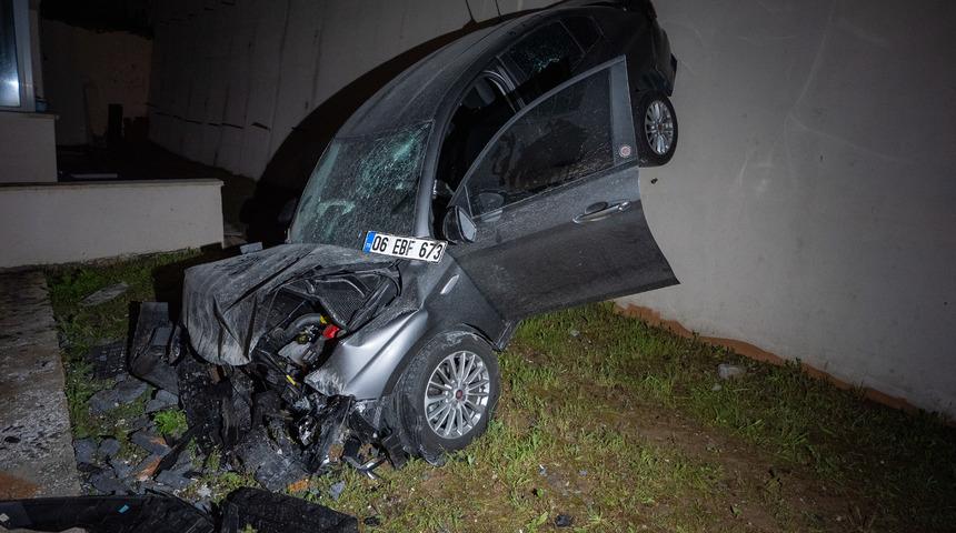 Ankara'da apartmanın bahçesine düşen otomobilin sürücüsü yaralandı