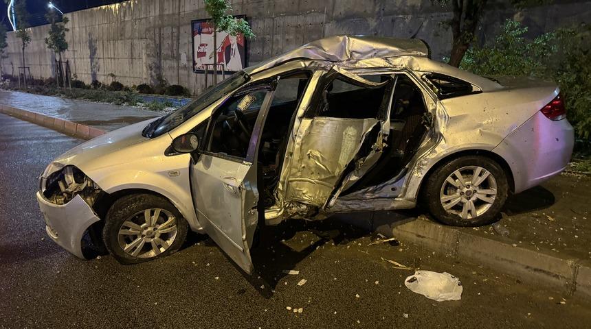 Yozgat'ta kaldırımdaki ağaçlara çarpan otomobilin sürücüsü yaralandı