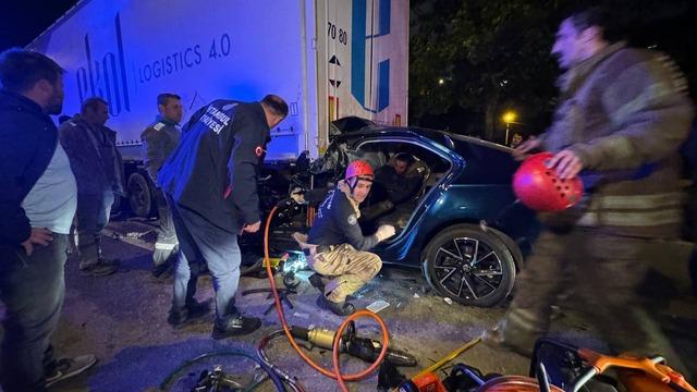 Pendik'te park halindeki tıra arkadan çarpan otomobilin sürücüsü yaralandı