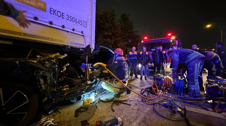 Pendik'te park halindeki tıra arkadan çarpan otomobilin sürücüsü yaralandı