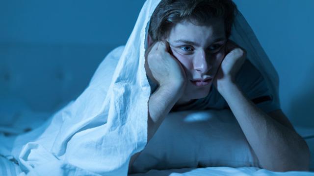 Yatak odası seslerinden dolayı uyuyamadığı komşusundan aldığı intikam olay oldu! Sahte profille ifşa etti