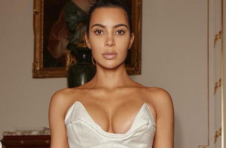 Kim Kardashian sütyen bedenini açıkladı! Sosyal medya yıkıldı: "O çok da küçük değil" 18751759-728xauto