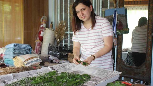 Yılda 45 gün uyanık kalan ipek böcekleri, dut yapraklarıyla özenle besleniyorlar