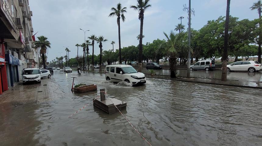 Depremden sonra kendine gelemedi! İskenderun yine göle döndü: Ev, iş yeri ve caddeler su altında kaldı