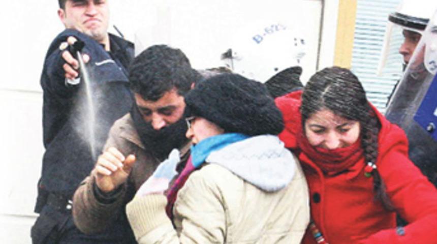 Polisten eylemcinin ayağına biber gazı!