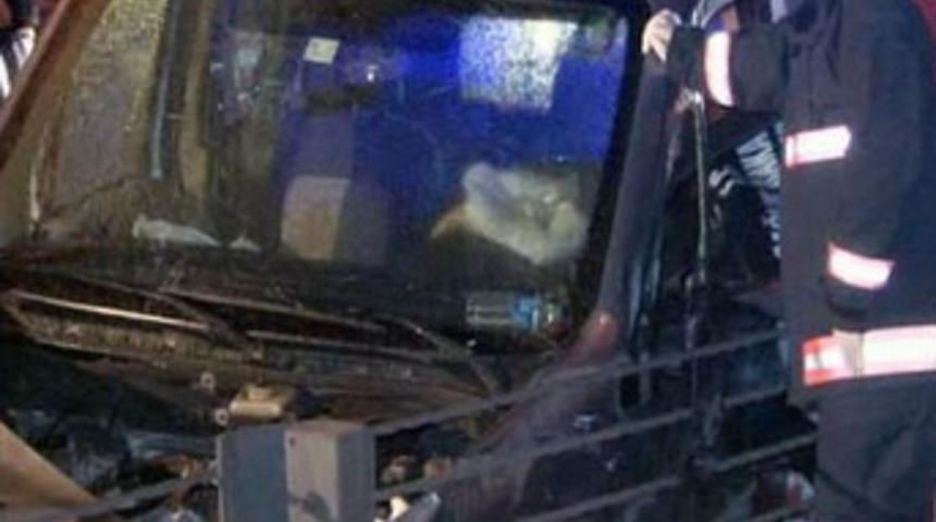 Metrob&uuml;s bariyerlerine &ccedil;arptı: 1 &ouml;l&uuml;