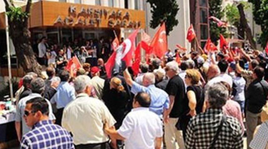 Adliyede TC protestosu