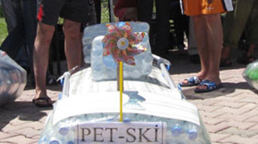 Pet şişeden sandalla yarıştılar