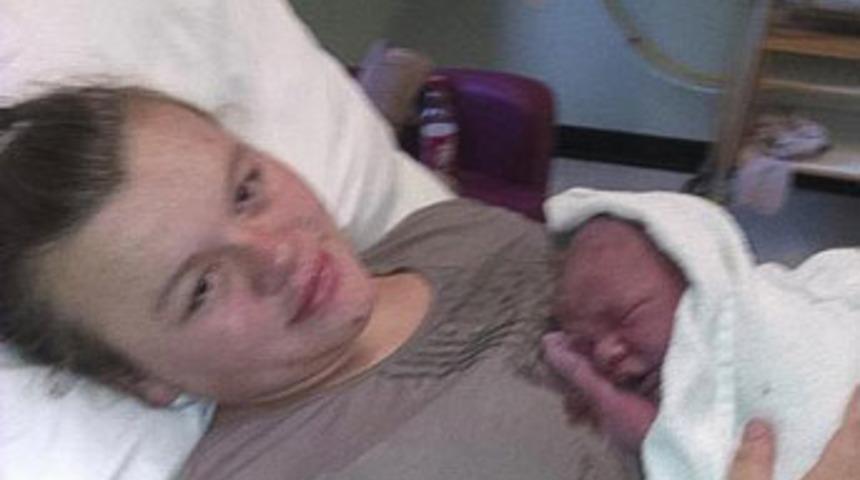 Hamile olduğunu tuvalette doğururken &ouml;ğrendi