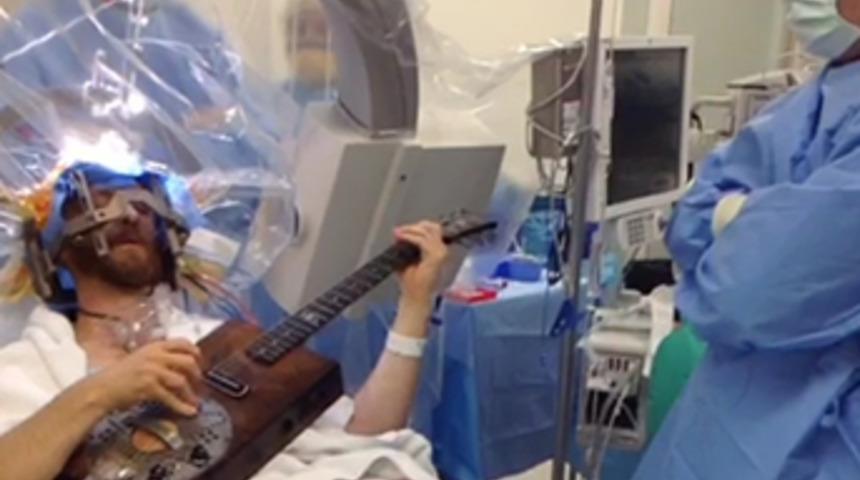 Ameliyatı sosyal medyadan canlı yayınladılar
