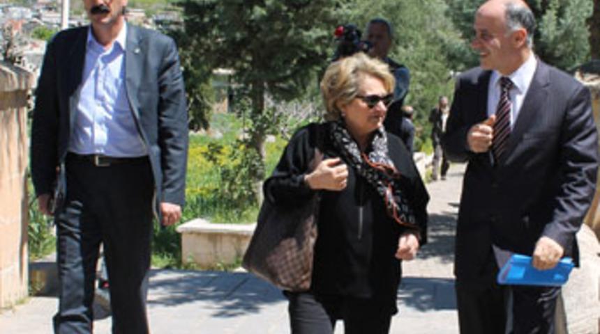 Kezban Hatemi rica &uuml;zerine medreseye girmedi