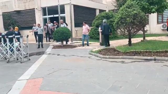 Belediye önünde hareketli anlar: Üzerine benzin döküp kendini yakmak istedi! 'Ben yandım belediye de yansın'