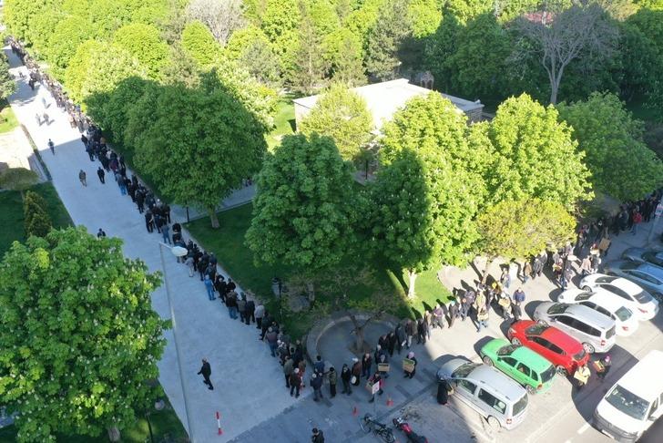 Bu yıl da ücretsiz dağıtıldı! 2 kilometrelik kuyruk oluştu, birbirleriyle yarıştılar, sıranın sonu görünmedi! G1