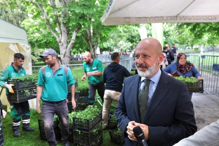 Bu yıl da ücretsiz dağıtıldı! 2 kilometrelik kuyruk oluştu, birbirleriyle yarıştılar, sıranın sonu görünmedi! G2