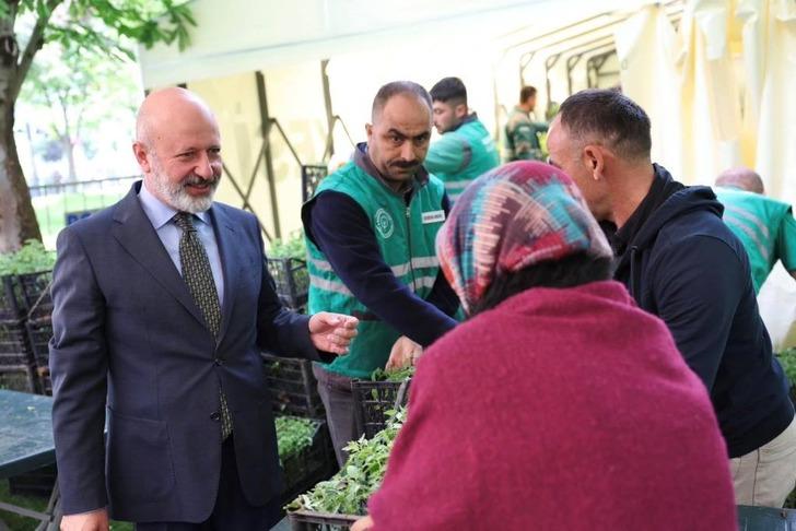 Bu yıl da ücretsiz dağıtıldı! 2 kilometrelik kuyruk oluştu, birbirleriyle yarıştılar, sıranın sonu görünmedi! G5