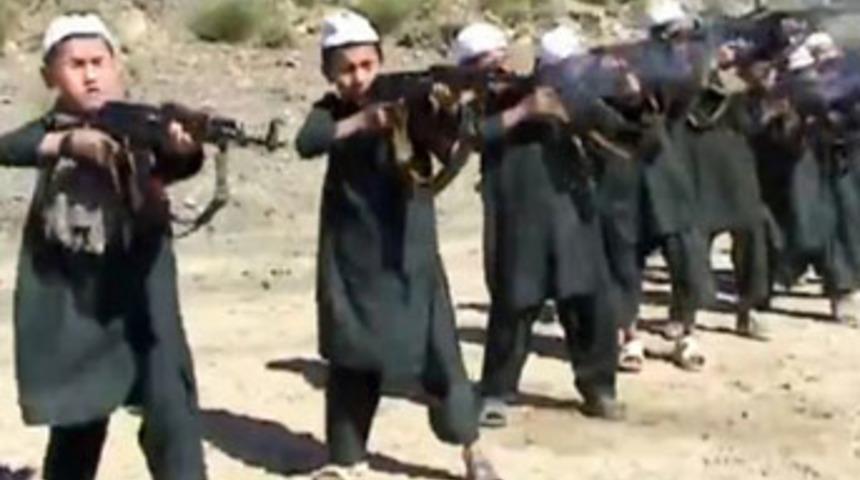 6 yaşında ama eğitim kalaşnikofla