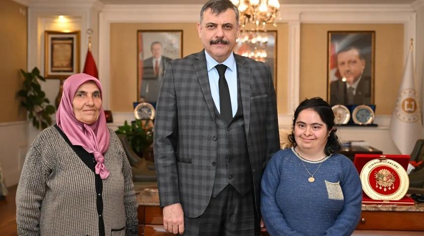 Vali Çiftçi, sosyal medya takipçisi Kısmet Pala’yı makamında ağırladı