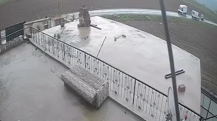 Niğde’de 1 kişinin öldüğü, 2 kişinin yaralandığı kaza güvenlik kamerasında