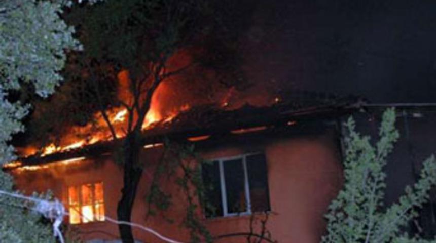 Eşyasını kurtarmak isterken yanarak can verdi