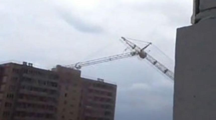 Vinç apartmanın üzerine devrildi