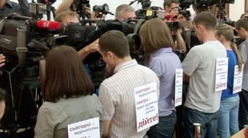 Gazetecilerden kabine toplantısında protesto