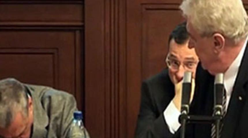 Cumhurbaşkanı konuştu, bakan uyudu