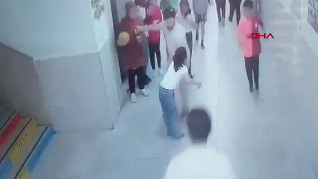 Boğazına simit takılan öğrencisini ‘Heimlich’ manevrasıyla kurtardı! O anlar kamerada