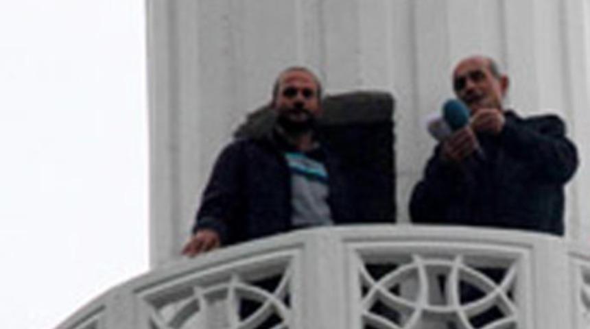 Minareye &ccedil;ıkıp para istedi!