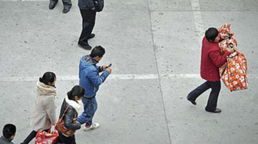 Kızının cansız bedenini sokakta dolaştırdı