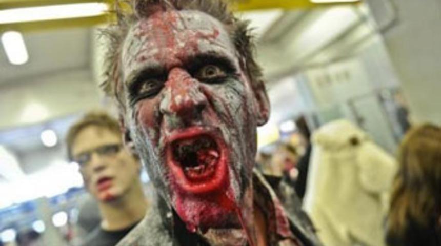 Kendini zombi sanıyor!