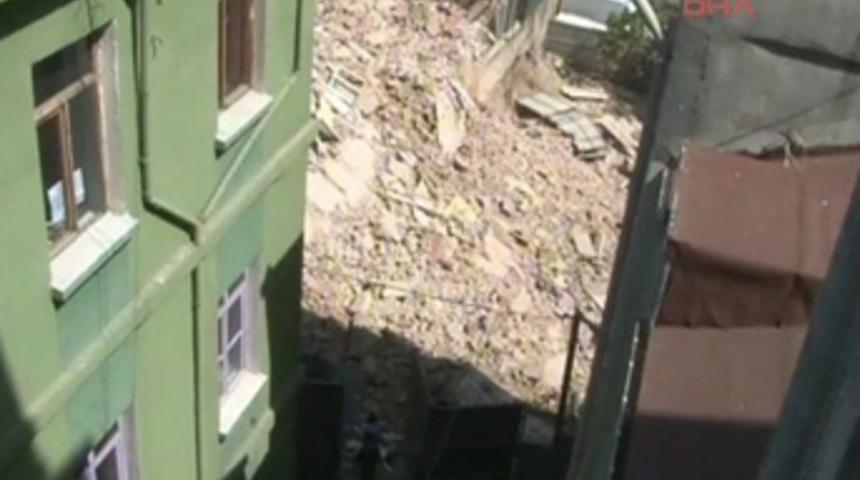 Beyoğlu'nda bina &ccedil;&ouml;kt&uuml;