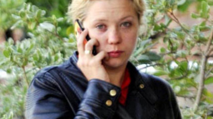 Eşini d&ouml;vd&uuml; otomobilden attı