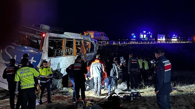 Araç taklalar atarak savruldu: Vali kazanın nedenini açıkladı: 2 ölü, 34 yaralı