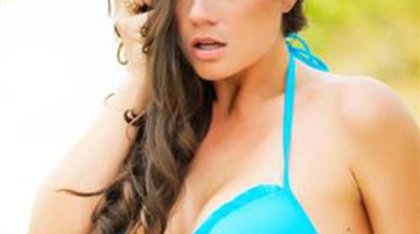 Bikinili pozu işinden etti