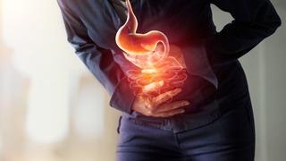 Geçmeyen mide ağrılarını bıçak gibi kesiyor! Muzun içine bir yemek kaşığı eklemek yetiyor