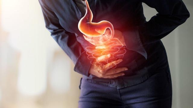 Geçmeyen mide ağrılarını bıçak gibi kesiyor! Muzun içine bir yemek kaşığı eklemek yetiyor