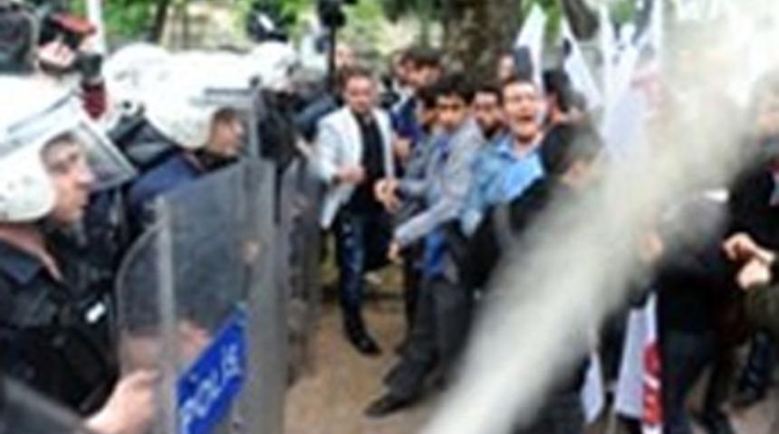 Başbakanlık ofisi &ouml;n&uuml;nde olay!