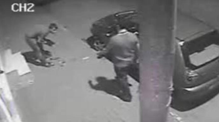 Hırsızlar &ccedil;aldı, vatandaş izledi