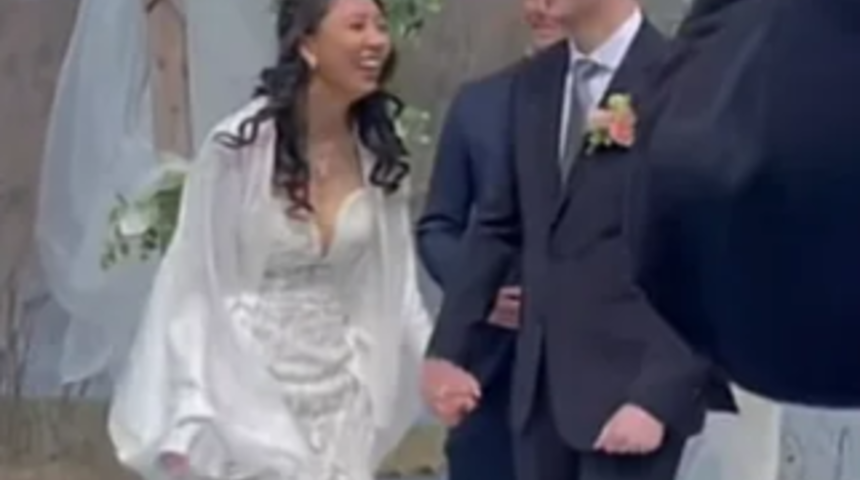 Düğün gününde konukların önünde kullanmak istedikleri soyisimlerine birlikte karar verdiler! Gelin ve damadın yazı tura attığı anlar olay oldu